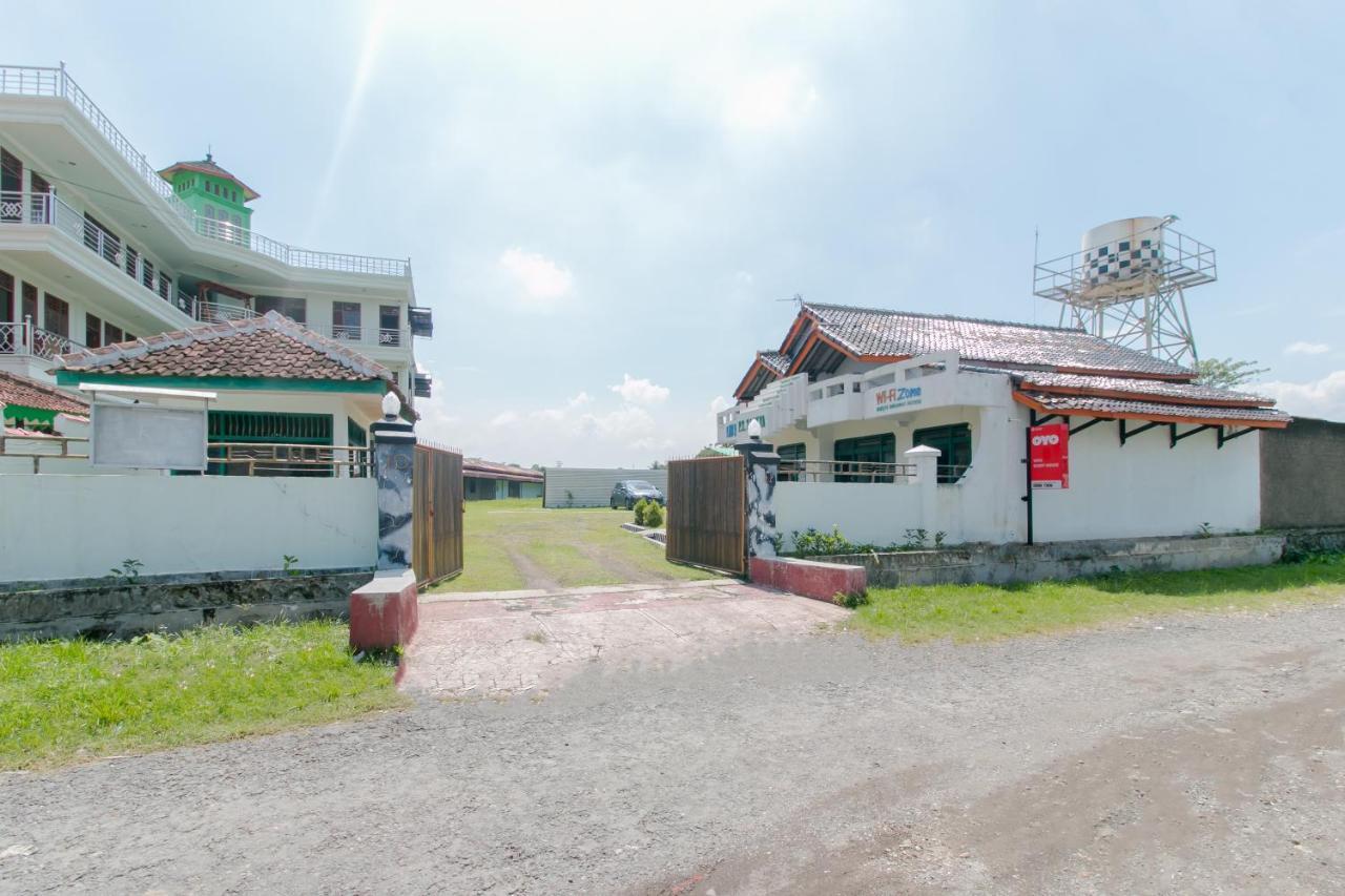 Oyo 2858 Vafa Guesthouse Чианджур Экстерьер фото